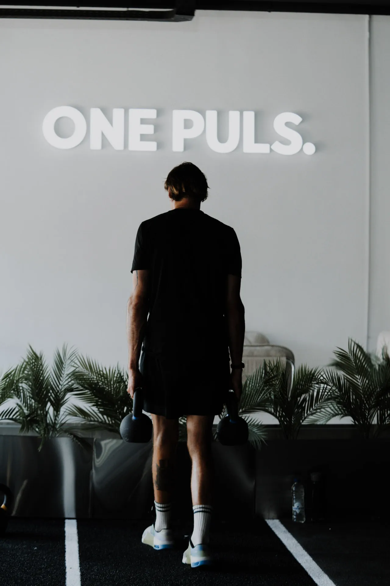 One Puls-lid met kettlebells voor het logo in de fitnessclub in Vorst