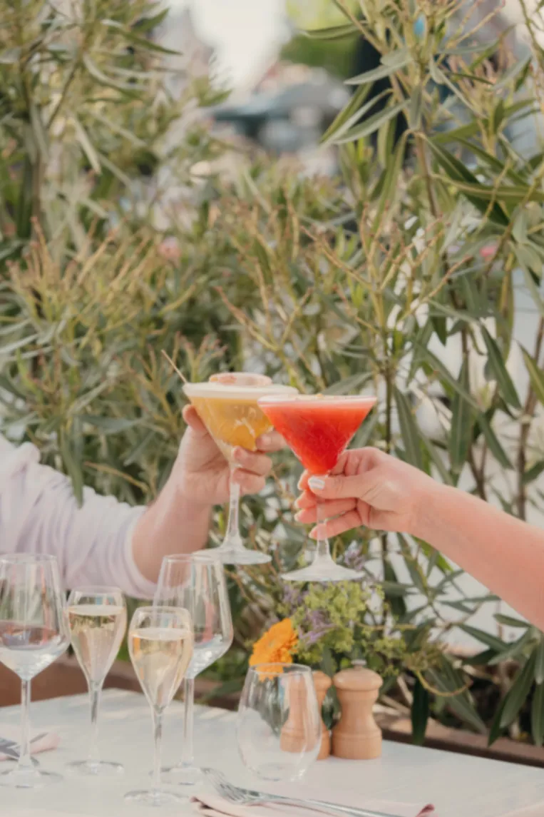 Professionele restaurantfotografie van cocktails op terras – A Fond Studios