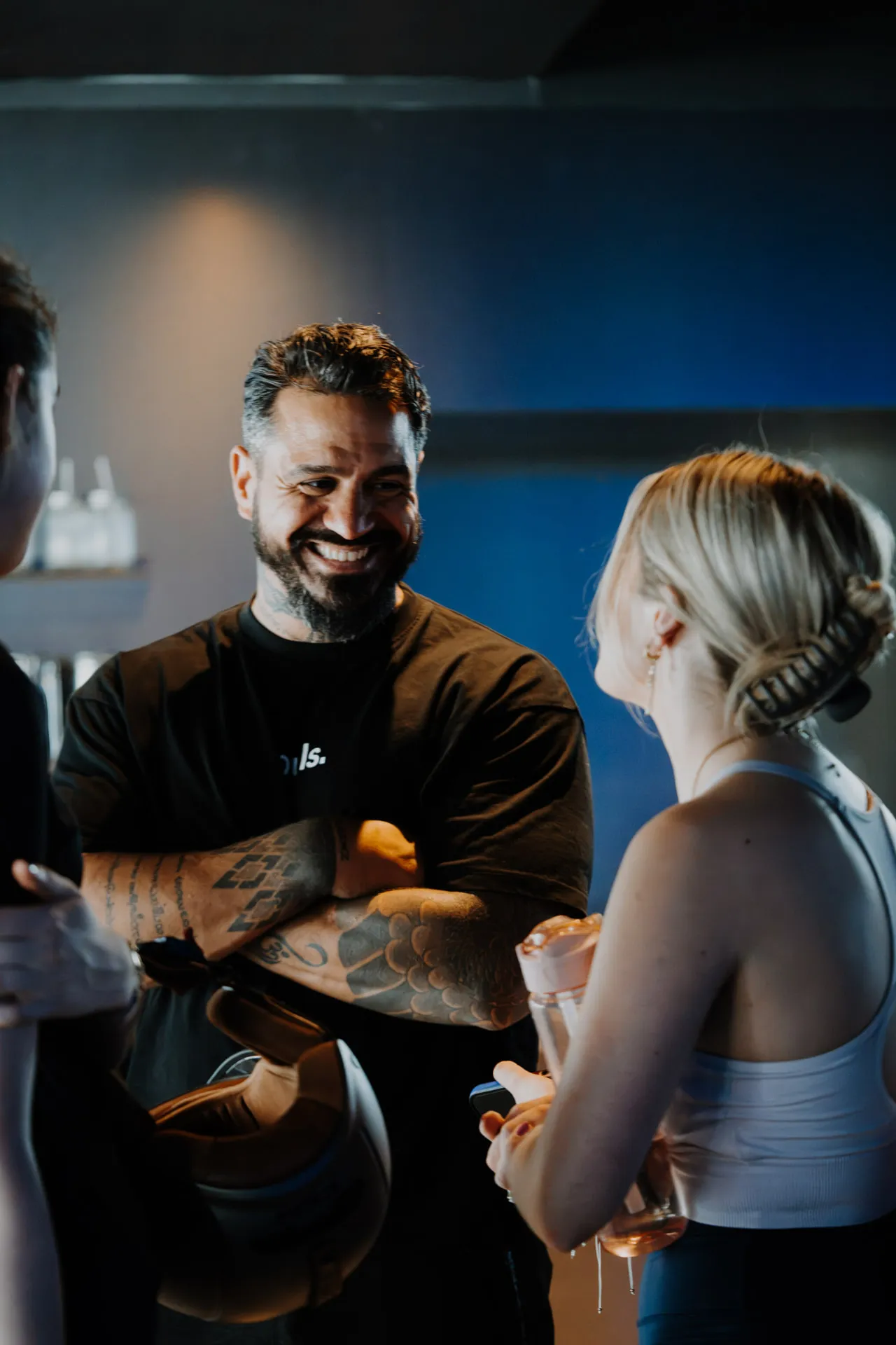 One Puls-coach in gesprek met leden tijdens een fitness-event
